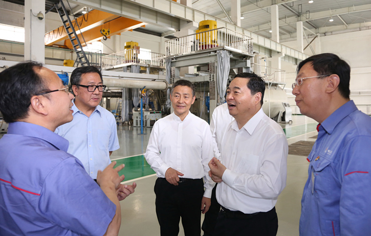 郝鹏与bevictor伟德集团一线科技职员深入交流